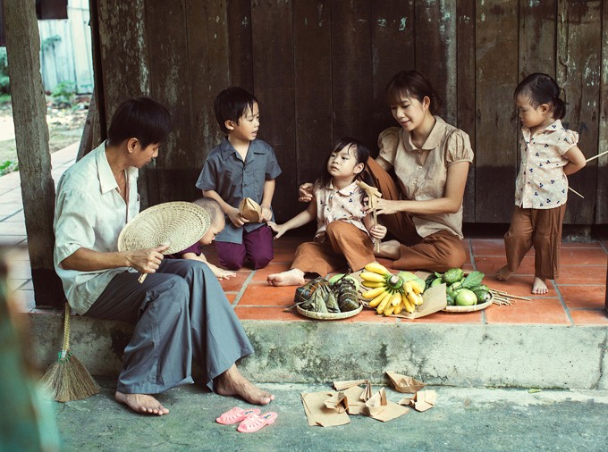 Bộ ảnh được thực hiện nhân dịp con trai Mio của vợ chồng Lý Hải- Minh Hà tròn 1 tuổi, cả nhà cùng nhau ra đồng làm nông dân mò cua bắt cá. Bộ ảnh do nhiếp ảnh gia Mr Two thực hiện.